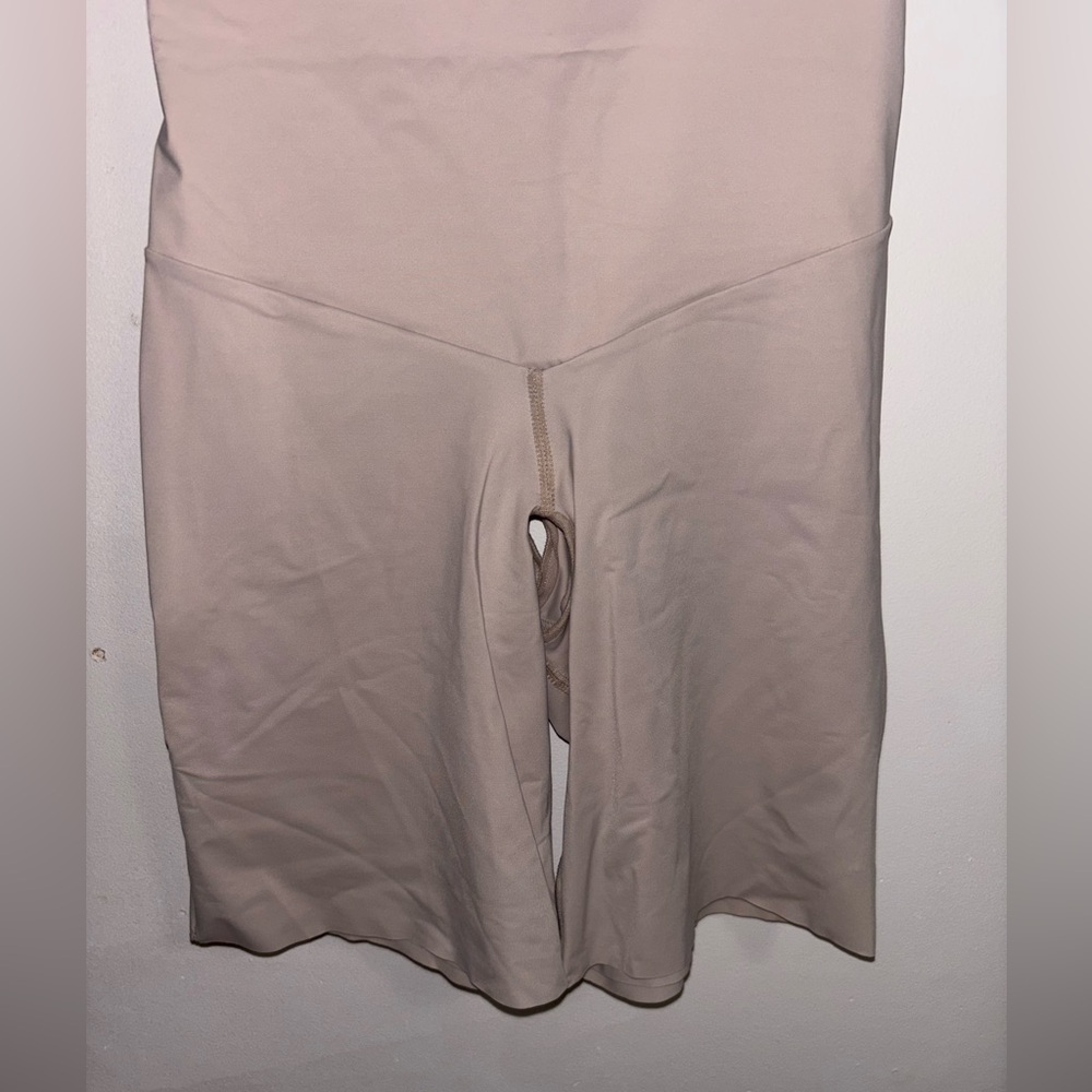 LEONISA SHAPEWEAR Open Bust
Undetectable Step-In Mid-Thigh Body Shaper
Used once - Picture 4 of 4